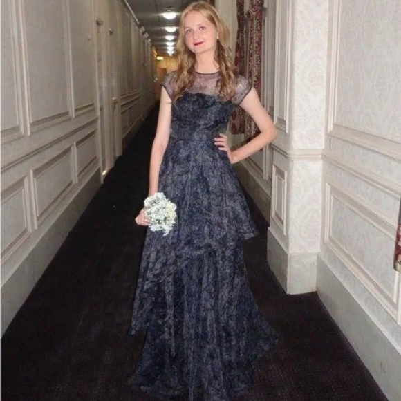 nha khanh
Cindy Cascade Gown in size 2 - Picture 1 of 15